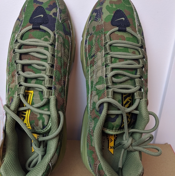 Nike Shoe - Picture 6 of 8